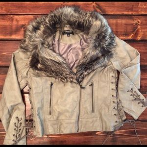 Leather jacket with removable fur collar